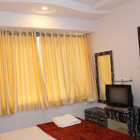 Hotel Kum Kum Adalaj 외부 사진
