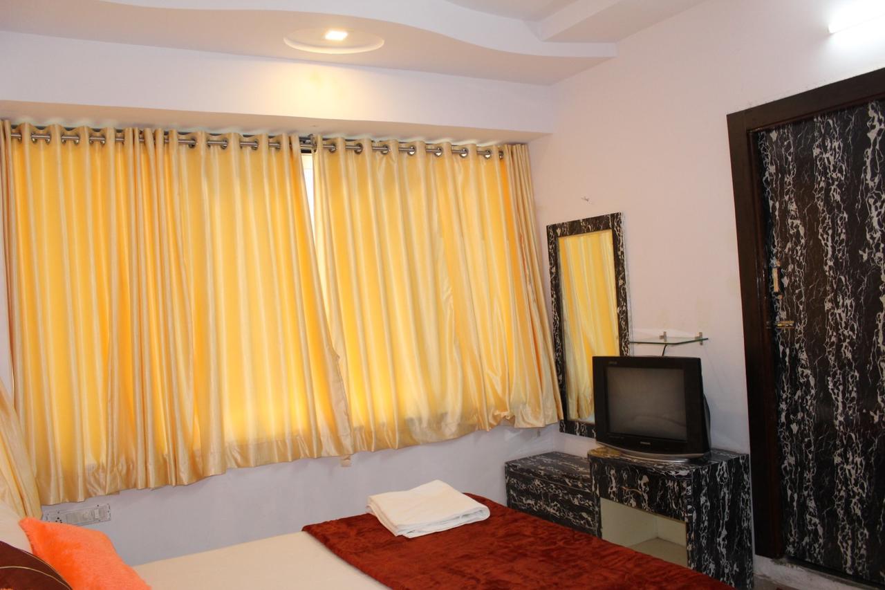 Hotel Kum Kum Adalaj 외부 사진