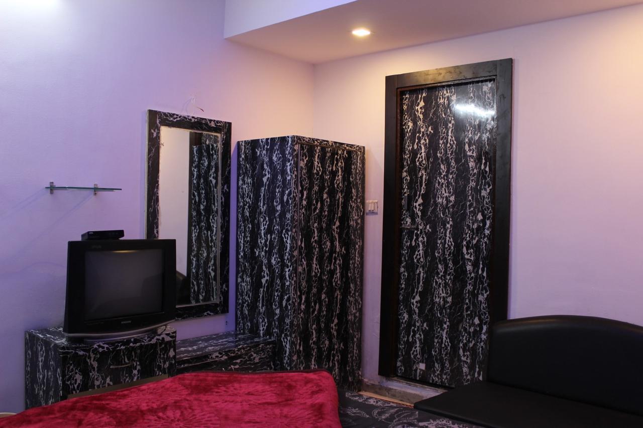 Hotel Kum Kum Adalaj 외부 사진
