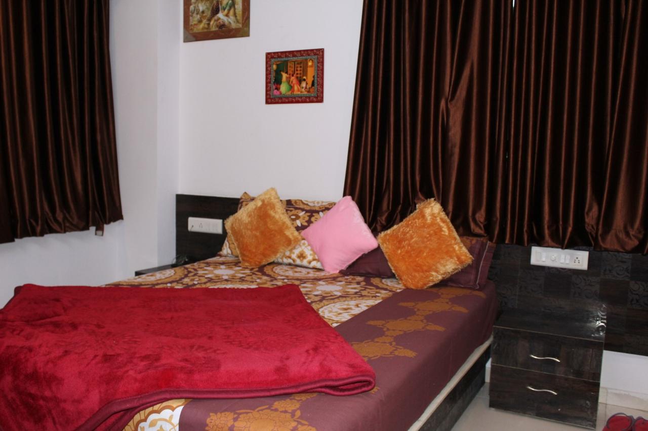 Hotel Kum Kum Adalaj 외부 사진