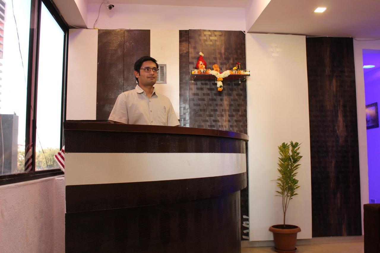 Hotel Kum Kum Adalaj 외부 사진