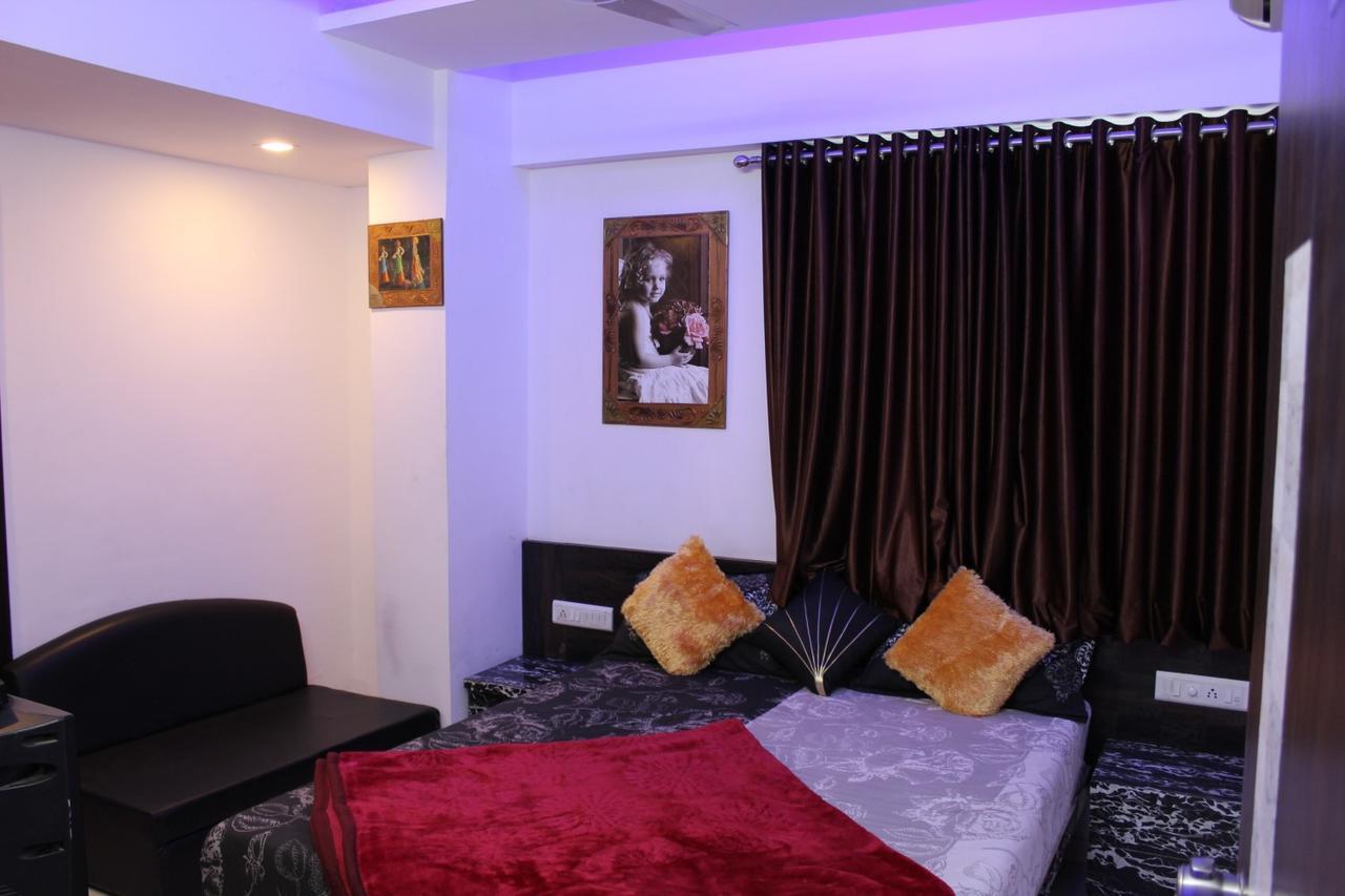 Hotel Kum Kum Adalaj 외부 사진