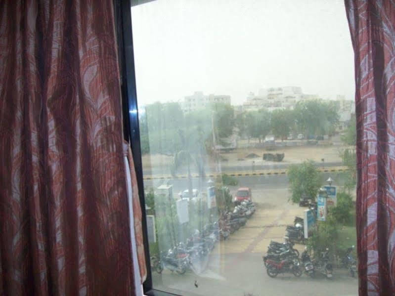 Hotel Kum Kum Adalaj 외부 사진