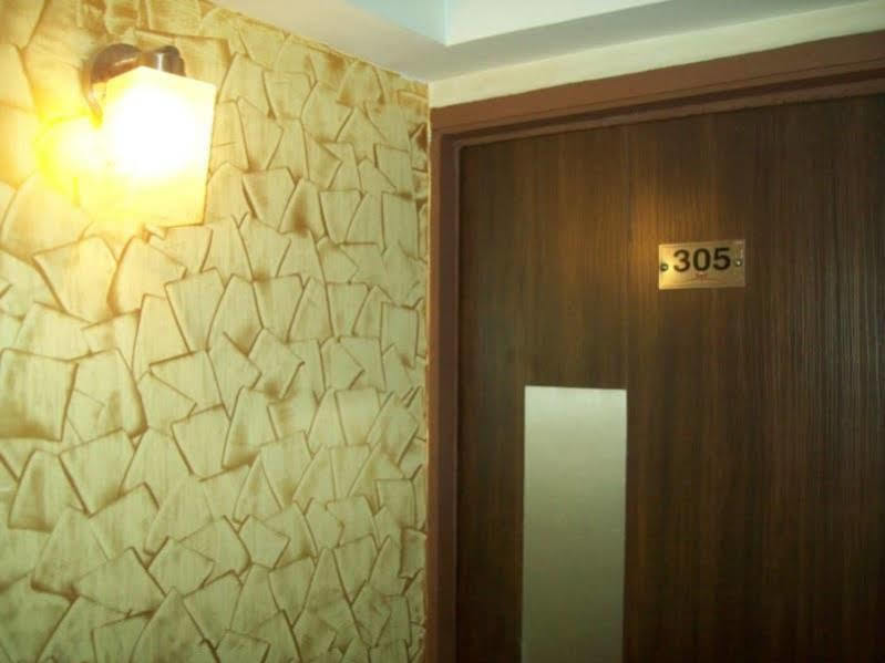 Hotel Kum Kum Adalaj 외부 사진