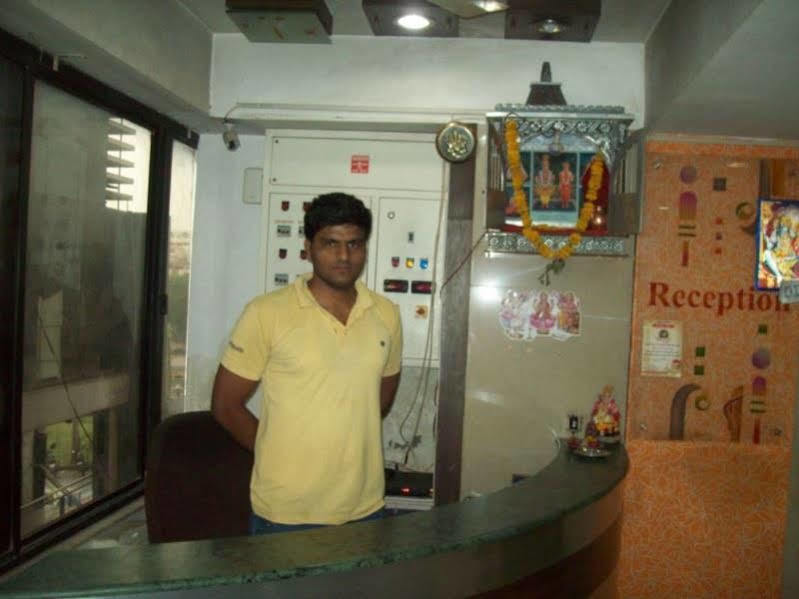 Hotel Kum Kum Adalaj 외부 사진